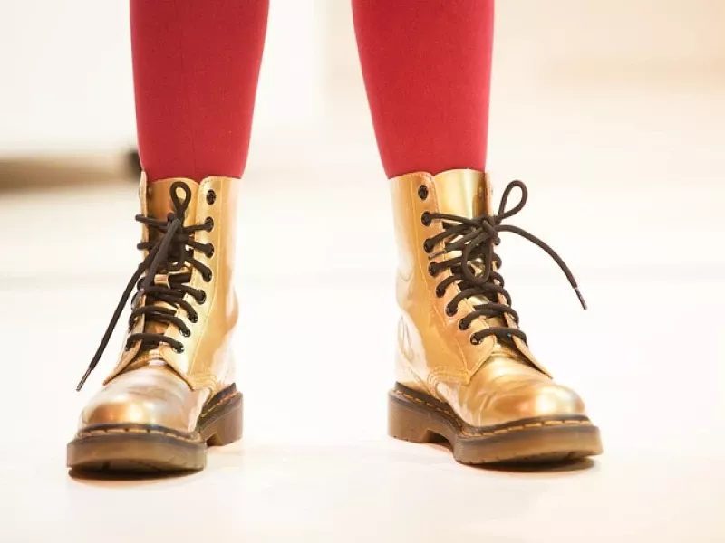 How to pair golden boots with your outfit?