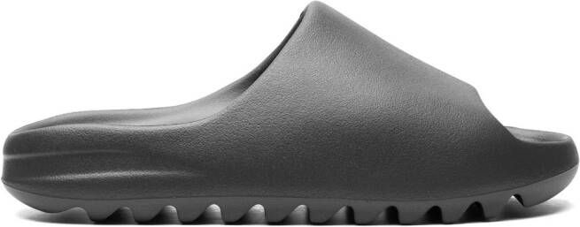 Adidas Yeezy "Dark Onyx" slides Grey