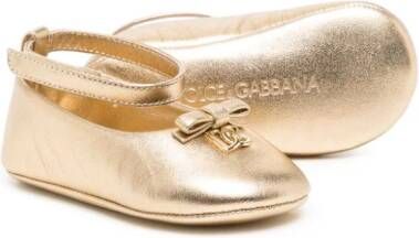 Dolce & Gabbana Kids logo-plaque foiled ballerina shoes Gold