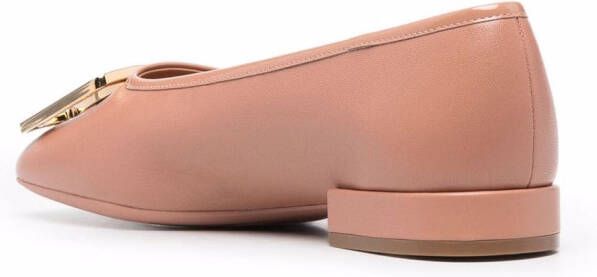 Ferragamo embossed-logo plaque ballerina shoes Pink
