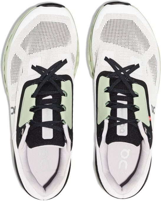 On Running Cloudstratus low-top sneakers White