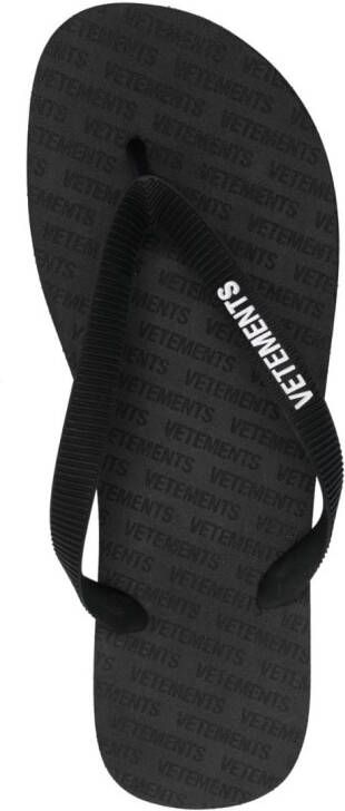 VETEMENTS logo-embossed flip flops Black