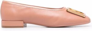 Ferragamo embossed-logo plaque ballerina shoes Pink