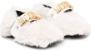Moschino Kids logo-plaque sheepskin ballerina shoes White