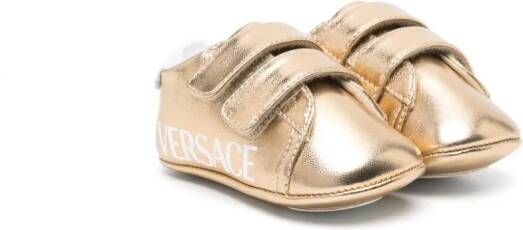 Versace Kids logo-print metallic-effect pre-walkers Gold