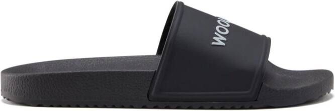 Woolrich logo-embossed flip flops Black