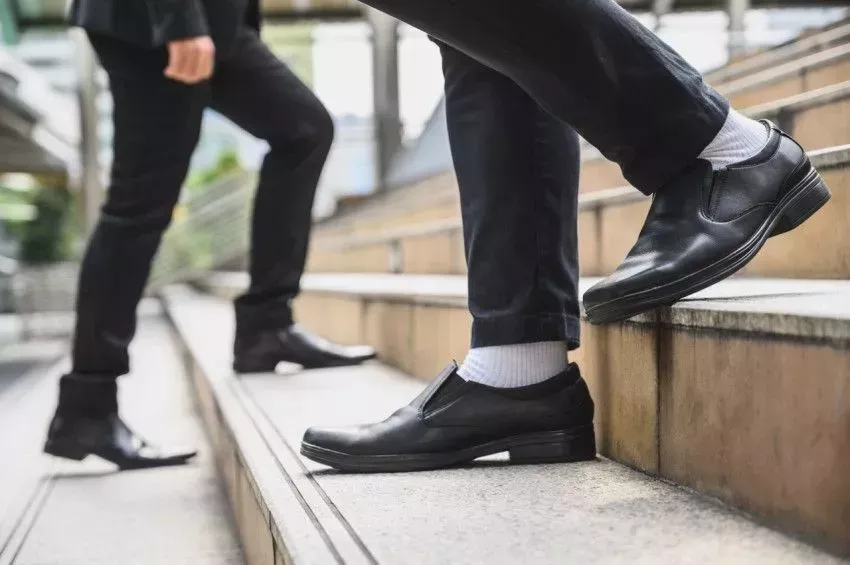 Which type of shoes should you wear to a job interview?