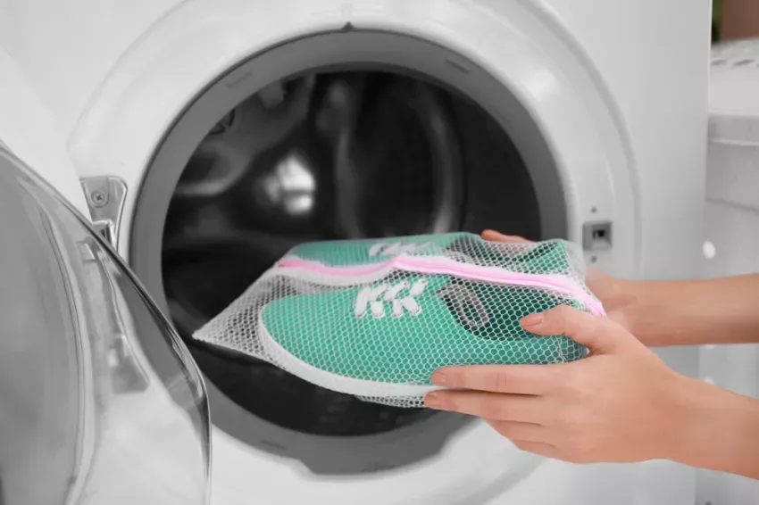 Shoes in the washing machine: what can and can't be done?