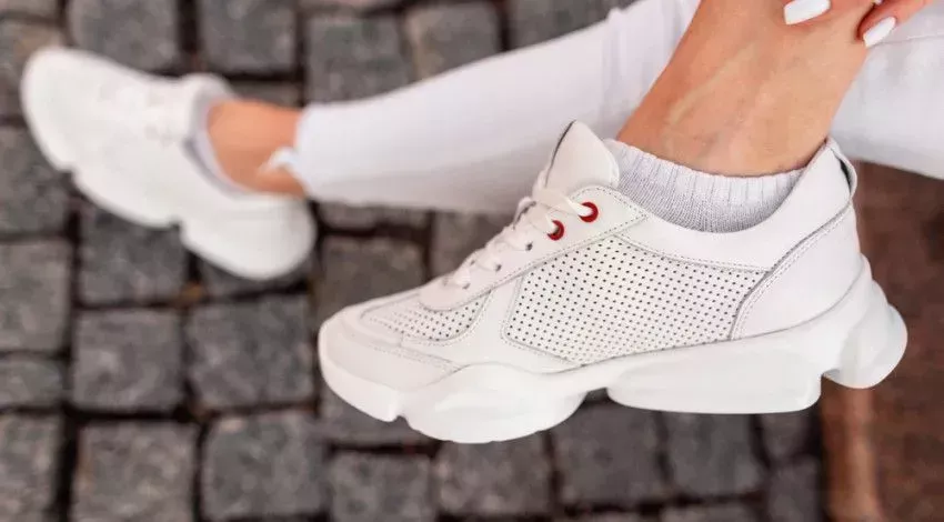 Sneakers and athletic shoes, what are the differences?