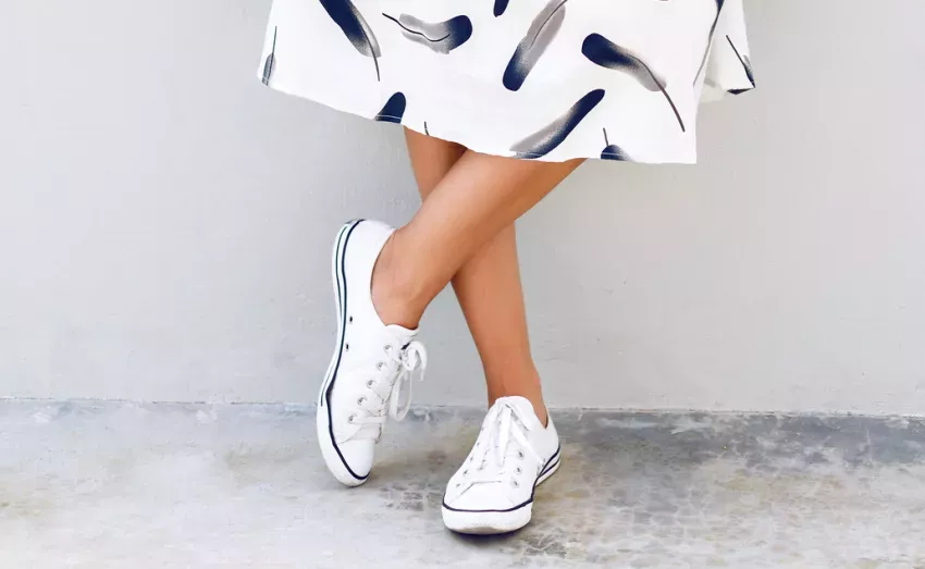 How to combine flat shoes with a dress or skirt